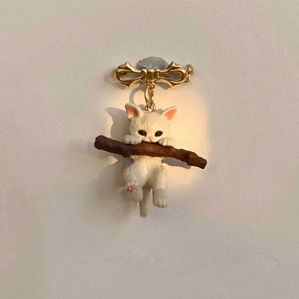 3D Cute Cat Animal Brooch White Cat Brooches Holding a Branch Cat Hug Tree Brooch Three-dimensional Lapel Pins Bag Decoration