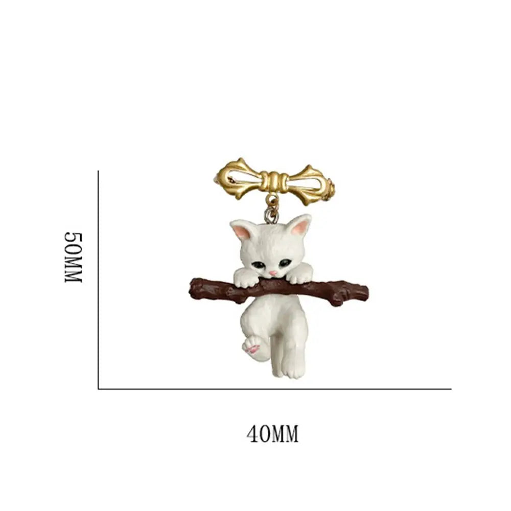 3D Cute Cat Animal Brooch White Cat Brooches Holding a Branch Cat Hug Tree Brooch Three-dimensional Lapel Pins Bag Decoration